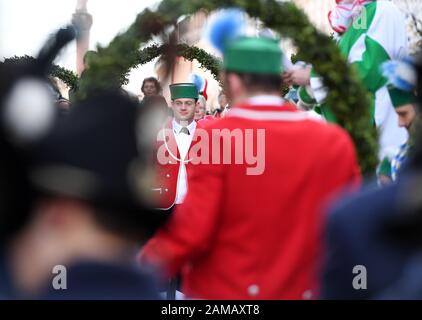 Murnau, Germania. 12th Gen 2020. 16 uomini in giacca rossa e berretti verdi ballano la Schäfflertanz nell'Obermarkt. La danza della gilda dei coopers Murnau - chiamata anche Schäffler - può essere vista solo ogni sette anni. Si dice che la tradizione risale al 1859. Credito: Angelika Warmuth/Dpa/Alamy Live News Foto Stock