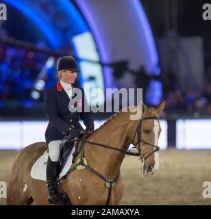 Evento in occasione del 90th compleanno Di Sua Maestà la Regina, Royal Windsor Horse Show, Windsor, Berkshire, Regno Unito. 15th maggio 2016. Zara Tindall la Gran figlia della Regina prende parte ai cavalli di equitazione Pageant oltre la Royal Box. Credito: Maureen Mclean/Alamy Foto Stock