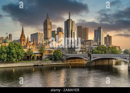 Alba sullo skyline del centro di Melbourne, del Princess Bridge e del fiume Yarra Foto Stock