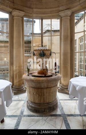 La fontana di acqua del Kings Spring Spa si trova nella Georgian Pump Room, Bath City Center, Somerset, Inghilterra, Regno Unito Foto Stock