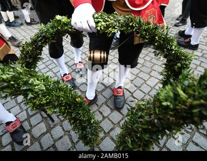 Murnau, Germania. 12th Gen 2020. Un piccolo barile pende su un arco al Murnauer Obermarkt durante il Schäfflertanz. 16 uomini selezionati ballano il cooper ogni sette anni. Si dice che la tradizione della danza della gilda dei coopers Murnau - chiamata anche Schäffler - risale all'anno 1859. Credito: Angelika Warmuth/Dpa/Alamy Live News Foto Stock