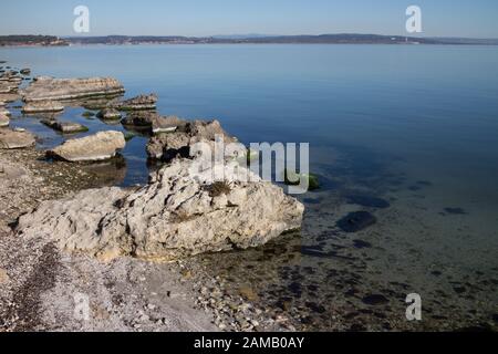 Etang de Berre vicino Marsiglia;riva vicino a Istres Foto Stock
