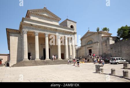 San Marino, San Marino - 13 giugno 2017: I turisti nella Basilica di San Marino, la chiesa principale della Città di San Marino. L'attuale edificio fu completato nel 1838 Foto Stock