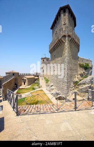 San Marino, San Marino - 13 giugno 2017: Persone sul Monte Titano a prima torre, la torre della fortezza di Guaita. Il monte e la parte storica della città di San Marino sono patrimonio dell'umanità dell'UNESCO dal 2008 Foto Stock