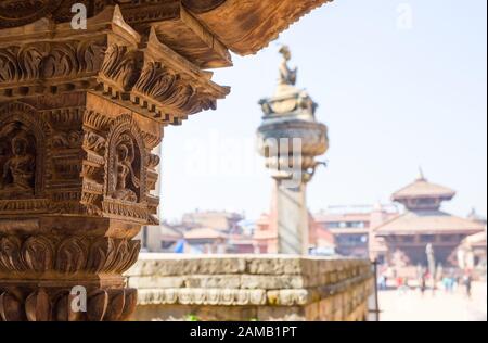 Pilastro di legno intagliato sul tempio. Bhaktapur Durbar Square, Valle Di Katmandu, Nepal Foto Stock