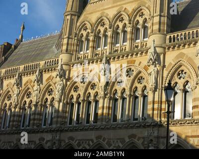 Progettato da Edward William Godwin in stile Revival gotico, Il Guildhall di Northampton è un esempio di architettura urbana vittoriana decorata. Foto Stock