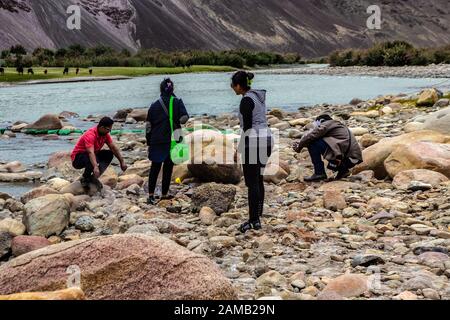 27-Giugno 2016, Ladakh India, turista che riposa sul fiume Lidder del distretto di anatnag di Jammu e Kashmir, India. Foto Stock