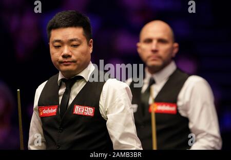 Ding Junhui (a sinistra) guarda durante la sua partita contro Joe Perry durante il giorno uno dei Maestri Dafabet 2020 all'Alexandra Palace di Londra. Foto Stock