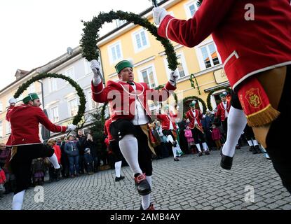 Murnau, Germania. 12th Gen 2020. 16 uomini in giacca rossa e berretti verdi ballano la Schäfflertanz nell'Obermarkt. La danza della gilda dei coopers Murnau - chiamata anche Schäffler - può essere vista solo ogni sette anni. Si dice che la tradizione risale al 1859. Credito: Angelika Warmuth/Dpa/Alamy Live News Foto Stock