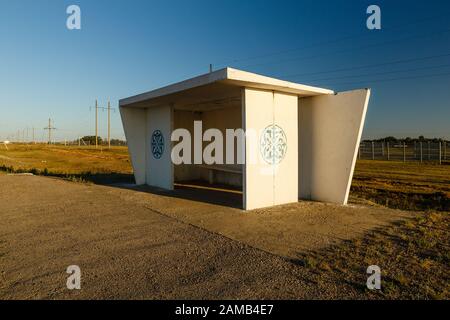 Fermata dell'autobus sulla strada, in attesa del bus, Kazakistan Foto Stock