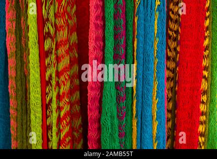 Primo piano di amache multicolore, mercato all'aperto in India Foto Stock