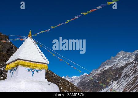 Chorten buddista / Stupa / santuario con bandiere di preghiera e tutti gli occhi vedere, Nepal Himalaya Foto Stock