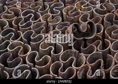La linea ferroviaria di assestamento si aggancia in primo piano e forma un modello interessante Foto Stock