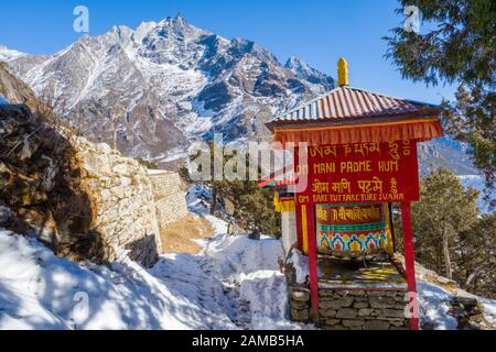 Ruota di preghiera buddista con mantra 'Om Mani Padme Hum', regione di Khumbu del Nepal Himalaya Foto Stock