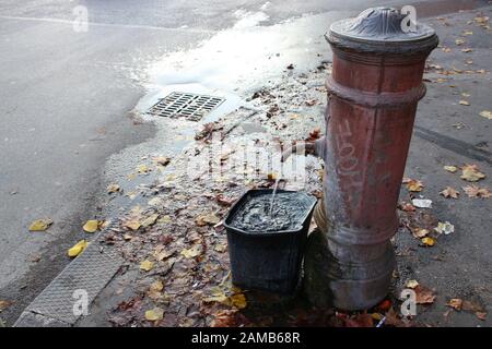 "Big Nose' Fontana, un tradizionale acqua libera fontana pubblica in Roma, Italia Foto Stock