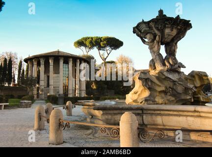 Tempio di Ercole Victor e la fontana, antico edificio situato in Piazza bocca della Verita a Roma. Vicino alla famosa Santa Maria In Cosmedi Foto Stock