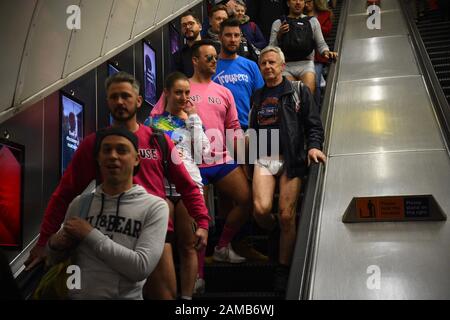 Le persone che prendono parte alla 11th annuale No Trousers Tube Ride a Londra. Foto Stock