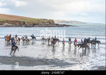 Butlerstown, West Cork, Irlanda. 12th Gen 2020. L'annuale Carberry Hunt Butlerstown Fun Ride ha avuto luogo oggi con centinaia di cavalli e piloti partecipanti. I cavalli si divertono sulla spiaggia di Broadstrand. Credito: Andy Gibson/Alamy Live News Foto Stock