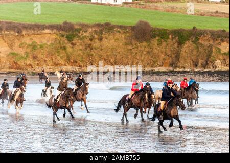 Butlerstown, West Cork, Irlanda. 12th Gen 2020. L'annuale Carberry Hunt Butlerstown Fun Ride ha avuto luogo oggi con centinaia di cavalli e piloti partecipanti. I cavalli si divertono sulla spiaggia di Broadstrand. Credito: Andy Gibson/Alamy Live News Foto Stock