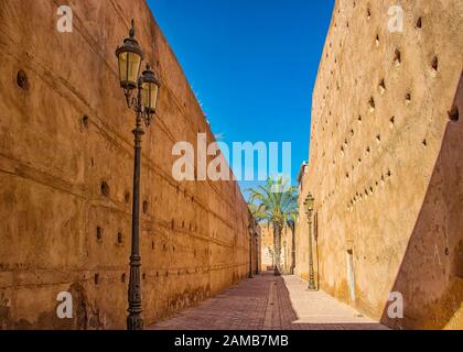 Strada stretta nella medina a Marakesh, Marocco. Si trova vicino al Palazzo Badi. Ci sono pareti e una strada pavimentata. Foto Stock