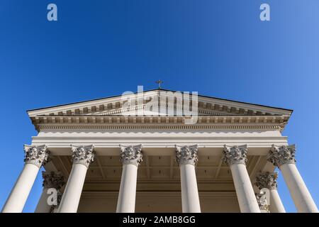 Timpano neoclassico e entrabatura su colonne corinzie, dettagli architettonici della Chiesa di S. Alessandro a Varsavia, Polonia Foto Stock