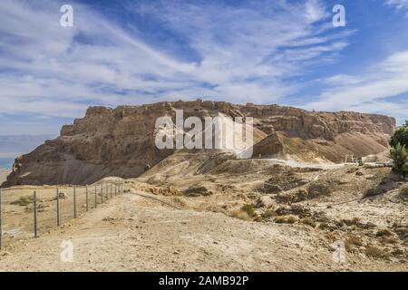 Westansicht mit römischer Belagerungsrampe, Festungsanlage, Ruinen von Masada, Israele Foto Stock