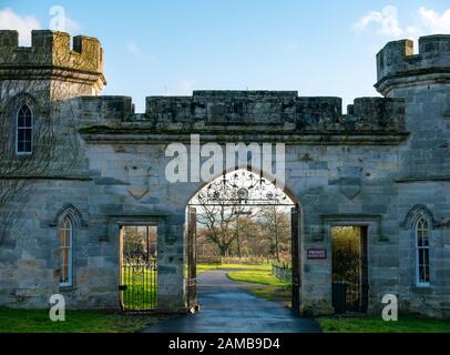 Casa di accesso in stile castello turreted, ingresso a Winton Estate, Pencaitland, East Lothian, Scozia, Regno Unito Foto Stock