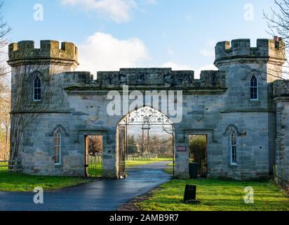 Casa di accesso in stile castello turreted, ingresso a Winton Estate, Pencaitland, East Lothian, Scozia, Regno Unito Foto Stock