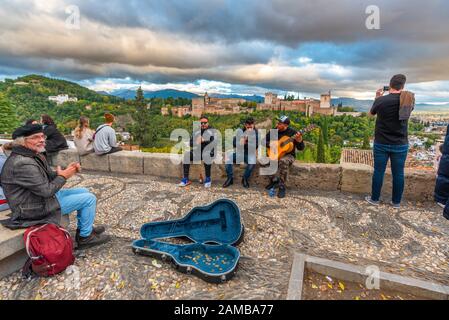 Granada, Spagna - 04 Novembre 2019. Artisti di strada che suonano chitarra e cantano flamenco al mirador san nicolas nel quartiere Albaicin. Foto Stock