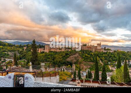 Granada, Spagna - 04 Novembre 2019. Palazzo dell'Alhambra al tramonto visto dal mirador san nicolas. Foto Stock