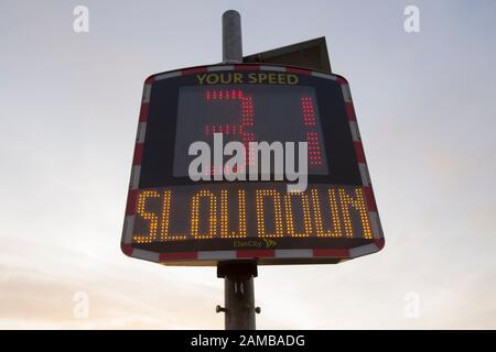 Un cartello all'alba di gennaio 2010 con l'avvertenza di un limite di velocità 30mph sull'approccio all'alloggio. In questo caso il veicolo in avvicinamento procede sopra Foto Stock