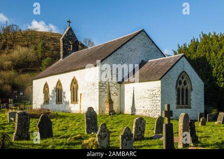 Chiesa di San Michele e Di Tutti gli Angeli nel villaggio di Talley nel Carmarthenshire nella Valle di Cothi, vicino a Llandeilo South West Wales, in una soleggiata giornata invernale Foto Stock