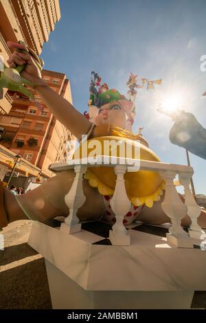 I modelli di Las Fallas,papermache sono stati costruiti e poi bruciati nella tradizionale celebrazione in lode di San Giuseppe il 15 marzo 2019. Barrio Benimaclet Foto Stock