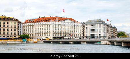 Vista panoramica sul fiume Rodano, su Quai des Bergues e Sull'hotel Four Seasons in una giornata torbida. Ginevra, Svizzera. Foto Stock