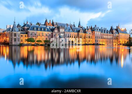 Luci serali al palazzo Binnenhof all'Aia Foto Stock