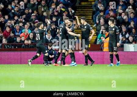 Villa Park, Birmingham, Midlands, Regno Unito. 12th Gen 2020. Inglese Premier League Football, Aston Villa contro Manchester City; Riyad Mahrez di Manchester City e i suoi compagni di squadra lo celebrano segnando il suo e Manchester Citys secondo obiettivo per 2-0 nel 23rd minuto - Rigorosamente editoriale Solo Uso. Nessun utilizzo con audio, video, dati, elenchi di fixture, logo club/campionato o servizi "live" non autorizzati. Uso on-line in-match limitato a 120 immagini, senza emulazione video. Nessun utilizzo nelle scommesse, nei giochi o nelle singole pubblicazioni club/campionato/giocatore credito: Action Plus Sports/Alamy Live News Foto Stock