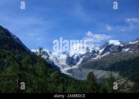 Vista sul ghiacciaio Morterats dal treno Bernina Express. Passo Bernina, Gravunden, Svizzera Foto Stock