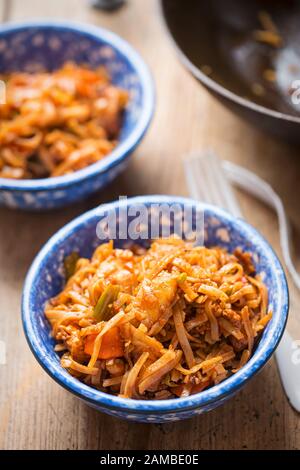 Pad di pollo tailandese con verdure e noci Foto Stock