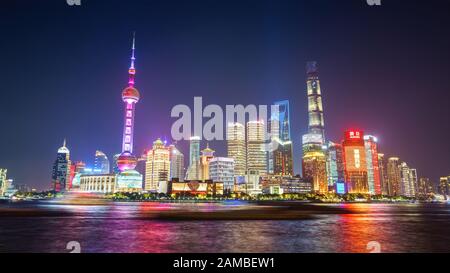 Pudong è un quartiere di Shanghai situato a est del fiume Huangpu di fronte al centro storico della città di Shanghai a Puxi Foto Stock