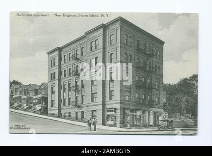 Richmond Apartment, New Brighton, Staten Island, NY (apt bldg a 5 piani, con case a schiera sul retro, due uomini in strada e auto del primo secolo) categorie di cartoline e commenti del titolo tra parentesi [ ] fornito dal collezionista, Catherine Robinson.; Richmond Apartment, New Brighton, Staten Island, N.Y. [apt. A 5 piani Bldg., con case a schiera sul retro, due uomini in strada e auto del primo secolo] Foto Stock