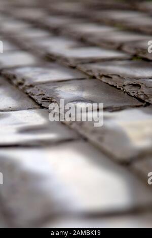 Primo piano della vecchia scala in pietra danneggiata Foto Stock