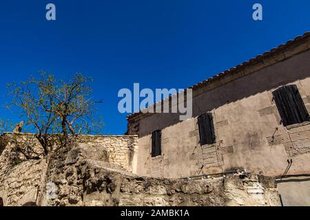 Dettaglio del vecchio edificio nel villaggio francese Les-Baux-de-Provence nel sud della Francia Foto Stock