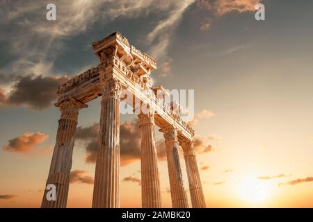 Sorprendentemente Tempio di Apollon antiche rovine. Apollon tempio in Side città antica, Antalya, Turchia Foto Stock