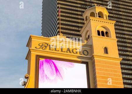Las Vegas, Nevada, Stati Uniti - 01 giugno 2015: Pubblicità dell'hotel e del casinò Bellagio, l'hotel più famoso della città a Las Vegas Boulevard. Foto Stock
