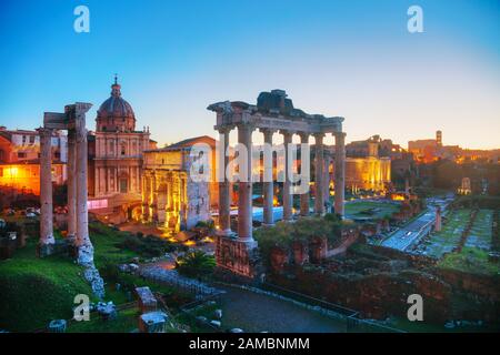 Foro Romano rovine durante la notte in Roma, Italia Foto Stock