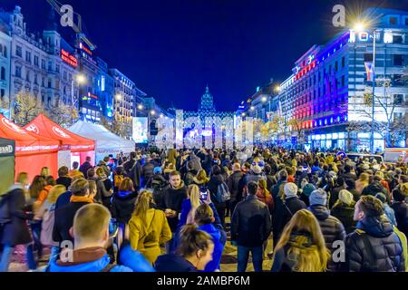 Praga, Repubblica Ceca. 17 Novembre 2019. Le folle si radunano in Piazza Venceslao per celebrare il 30th anniversario della Rivoluzione di velluto, 1989, che ha concluso il governo sovietico della Cecoslovacchia. Foto Stock