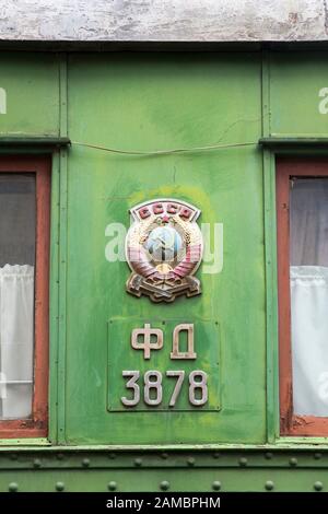 Gori, GEORGIA - 2 MAGGIO 2019: Dettaglio della carrozza ferroviaria personale di Stalin di fronte al Museo di Stalin a Gori, Georgia. Il museo è dedicato a Foto Stock