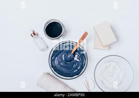 Il sapone fatto in casa all'olio di cocco su una tavola di legno e un  ripiano in marmo con una succulenta verde Foto stock - Alamy