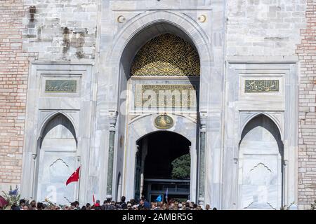 La Porta Imperiale Babi-Humayun Del Palazzo Topkaki. Grande porta in attesa di persone per entrare. Foto Stock
