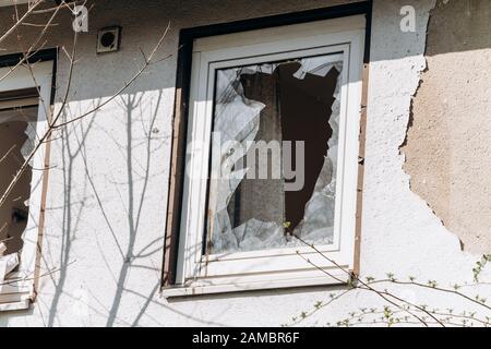 Finestre rotte in casa. Cocci di vetro è rimasta nella finestra . Foto Stock